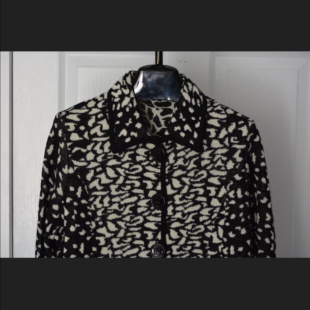 Women’s fine weaved jacquard cardigan. (Brand New)